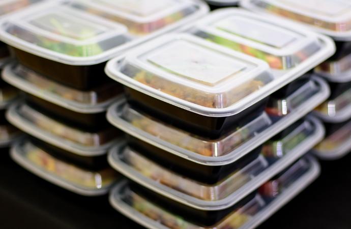 塑膠餐盒生產製程:自動壓空成型生產線解決方案